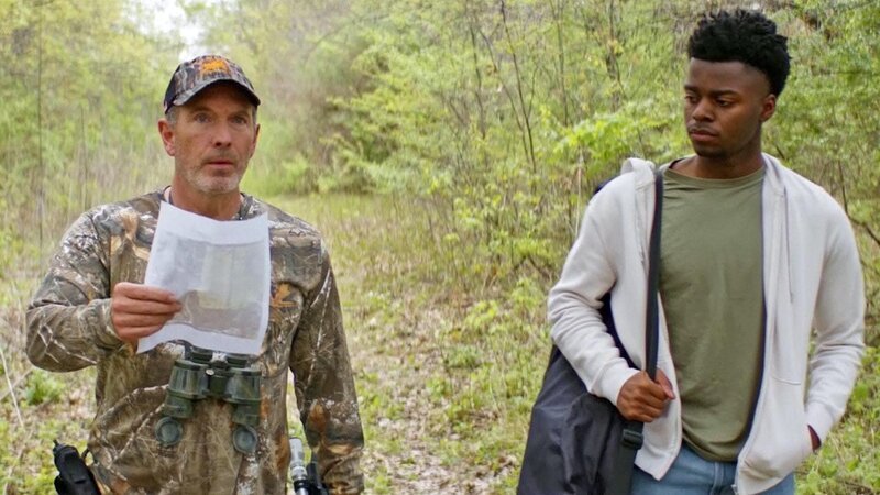 Sergeant Travis (Todd Terry) (li.), Anthony (Dequan Ryan). – Bild: Bibel TV