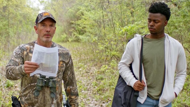 Sergeant Travis (Todd Terry) (li.), Anthony (Dequan Ryan). – Bild: Bibel TV