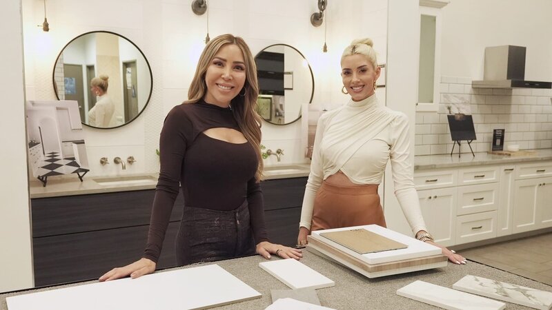 Posed photo of Rejoy (the designer) and Heather Rae El Moussa looking at samples for the design of the flip, as seen on The Flipping El Moussas, Season 2. – Bild: Warner Bros. Discovery, Inc. or its subsidiaries and affiliates