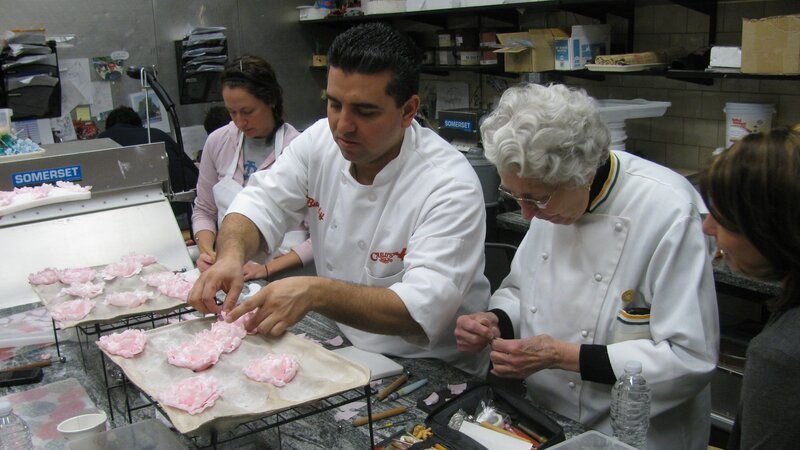 Betty & Buddy make flowers for cake. – Bild: Discovery Communications Inc