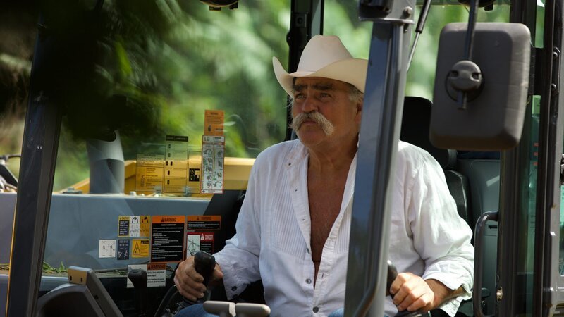 Close-up of Marty Raney looking serious while operating the excavator. – Bild: Warner Bros. Discovery, Inc. or its subsidiaries and affiliates