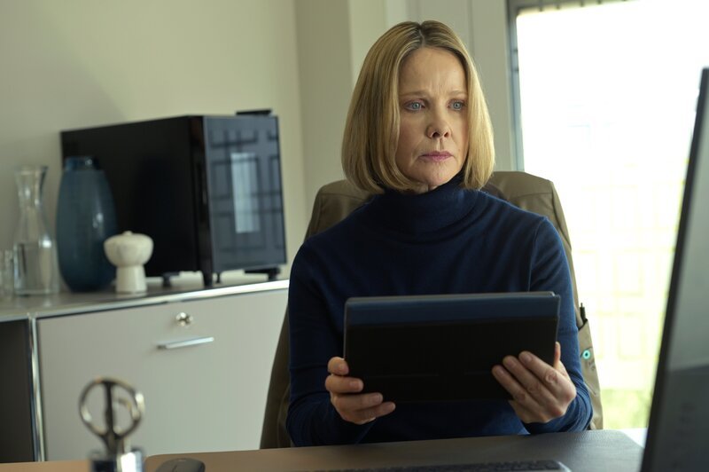 Dr. Aschhausen (Ann-Kathrin Kramer) macht eine grausame Entdeckung. – Bild: Bernd Spauke /​ Warner Bros. International Telev /​ RTL /​ Warner TV Serie