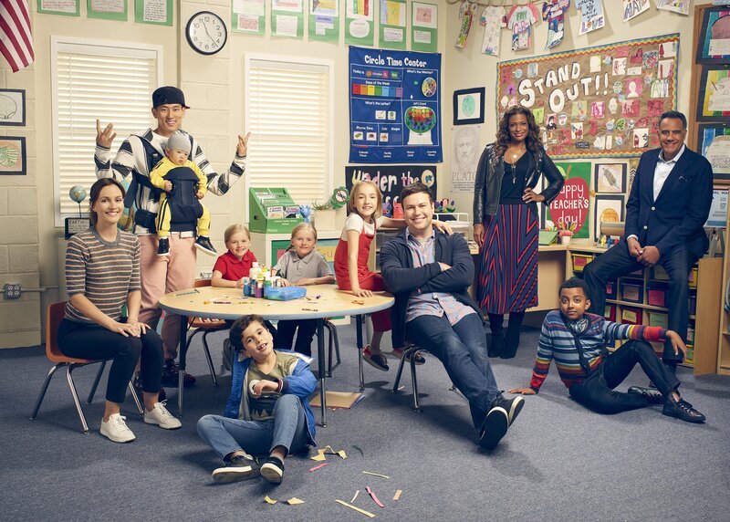 (1. Staffel) – Angie D’Amato (Leighton Meester); Miggy Park (Jake Choi); Amy Fogerty (Ella Allan); Graham D’Amato (Tyler Wladis); Emma Fogerty (Mia Allan); Sophie Cooper (Marlow Barkley); Will Cooper (Taran Killam); Poppy Banks (Kimrie Lewis); Rory Banks (Devin Trey Campbell); Douglas Fogerty (Brad Garrett) – Bild: American Broadcasting Companies