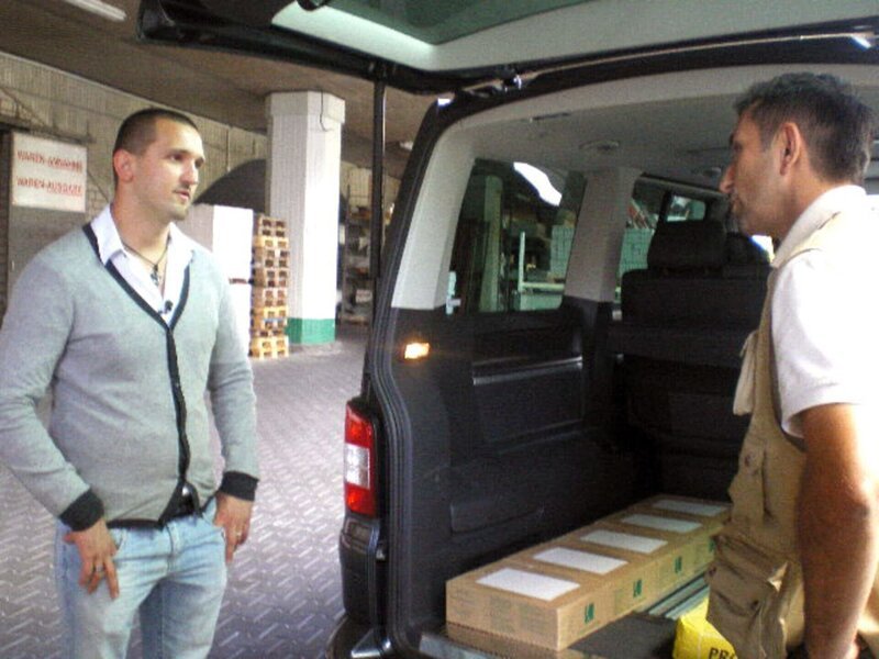 Mauro Corradino (re.) versucht durch harte Verhandlungen soviel Geld wie möglich für die Bad-Renovierung zu erstehen. – Bild: RTL II