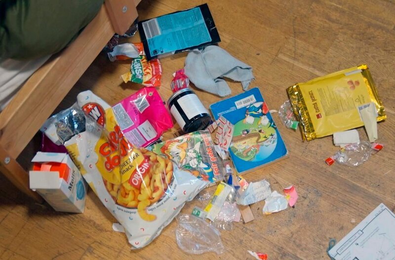 Von allem ein bisschen: Vor dem Auszug aus ihren Zimmern muss erstmal der Müll vom Rest des Gepäcks getrennt werden. Weiteres Bildmaterial finden Sie unter www.br-foto.de. – Bild: BR/​Bewegte Zeiten Filmproduktion GmbH/​Megan Ehrmann