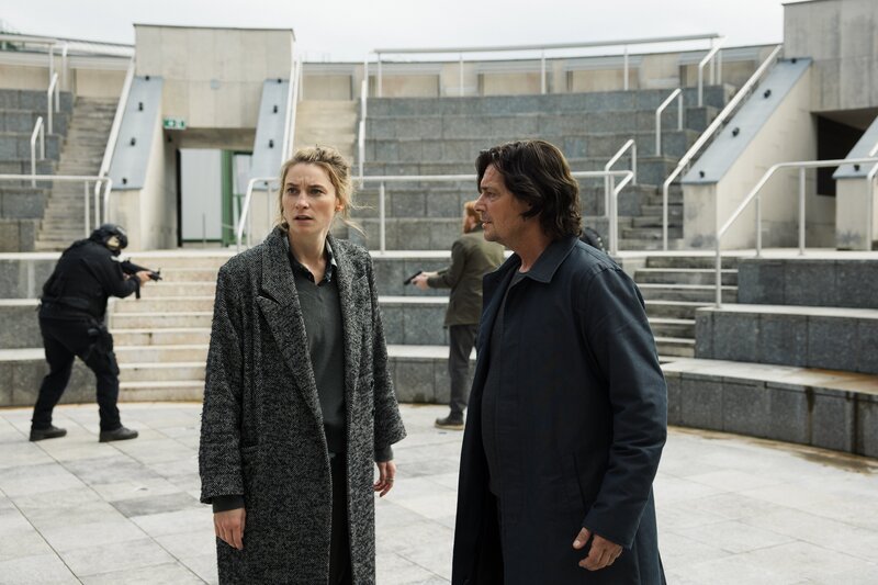 Kommissarin Anna Grünwald (Lisa Schützenberger), Kevin Ganslinger (Franz Josef Danner, 2.v.r.) und Thomas Meiberger (Fritz Karl, vorne) – Bild: ServusTV /​ Victoria Herbig /​ Mona Film