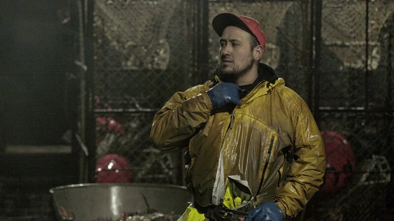 Saga Deck Boss Joe Gomez zips his rain jacket up, ready for bigger weather. – Bild: Discovery Communications, LLC
