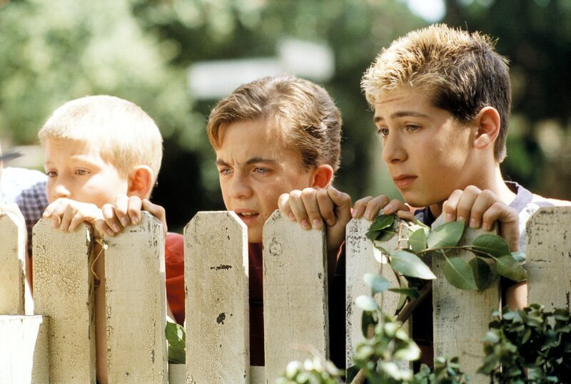 Als sie sehen, wo ihr Ball gelandet ist, würden sie den Schlag am liebsten wieder rückgängig machen: Reese (Justin Berfield, r.), Malcolm (Frankie Muniz, M.) und Dewey (Erik Per Sullivan, l.) … – Bild: ViacomCBS