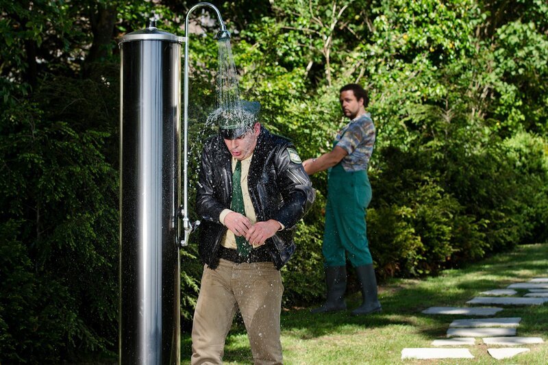 Martin Riedl (Paul Sedlmeier) erwischt versehentlich eine kalte Dusche. – Bild: ARD/​TMG/​Marco Nagel