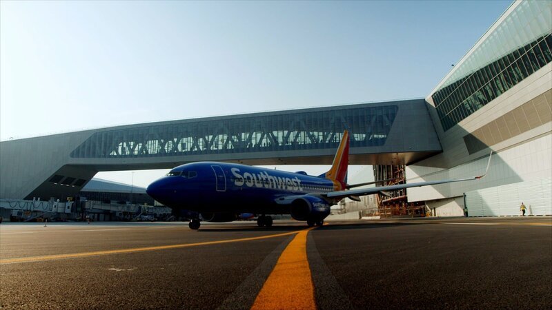 Aircraft beneath Terminal B’s pedestrian bridge at LaGuardia Airport. – Bild: Windfall Films /​ Nat Geo