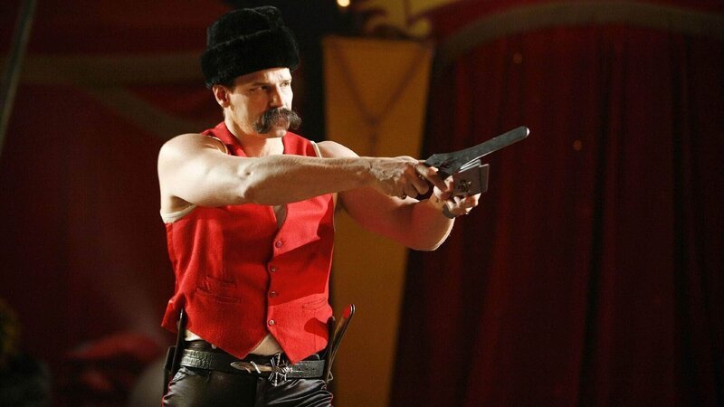 Als verdeckter Ermittler in einem Zirkus läuft Booth (David Boreanaz) zur Hochform auf und wirft Messer – auf Brennan … – Bild: TVNOW /​ FOX