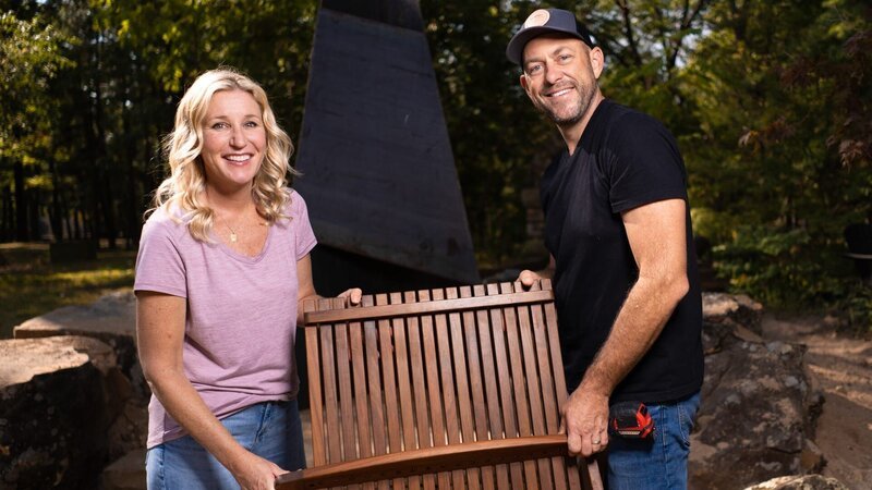 Hosts Jenny and Dave Marrs pose for a portrait at the exterior of the Brookhouser family home as seen on Fixer to Fabulous, Season 6. – Bild: Warner Bros. Discovery, Inc. or its subsidiaries and affiliates. /​ Charlie Kaijo