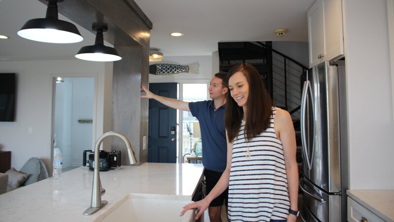 The kitchen in Sandy Lookout has beautiful new stainless steel appliances and light fixtures, which contributors Jon Mason (L) and Lauren Mason (R) take a look out while touring the home as seen on HGTV’s Beachfront Bargain Hunt. – Bild: HGTV /​ Scripps (Focus)