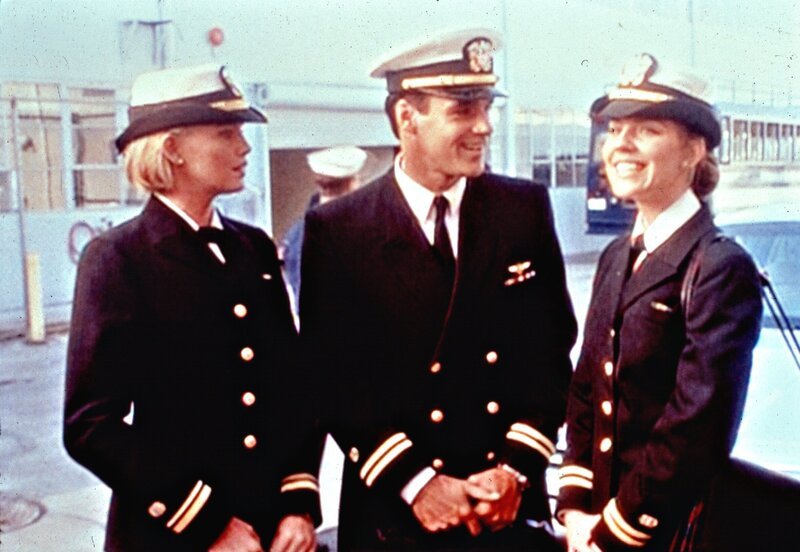 Harmon Rabb Jr. (David James Elliott) und Sarah „Mac“ MacKenzie (Catherine Bell) sind Anwälte beim Judge Advocate General’s Corps der US Navy. Als Militärjuristen behandeln die beiden Fälle, die für die US-amerikanische Marine von Belangen sind. Dabei kommt es vor, dass sie sich auch mal einander auf unterschiedlichen Seiten gegenüberstehen. Im Laufe der Zeit nähern sich Harm und Mac auch privat an, doch einer Beziehung werden viele Steine in den Weg gelegt. An ihrer Seite arbeitet Bud Roberts (Patrick Labyorteux), der sich vor allem durch Loyalität gegenüber seinen Vorgesetzten auszeichnet. Admiral A.J. Chegwidden (John M. Jackson) erwartet eine solche auch von seinen Untergebenen, zeichnet sich seinerseits aber auch durch hohe Integrität aus. – Bild: Nitro