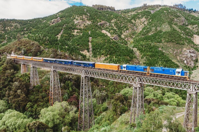 Der Zug überquert das Taieri Gorge Wingatui Viadukt – Bild: RTL /​ Dunedin Council NZ /​ Neuseeland: Dunedin