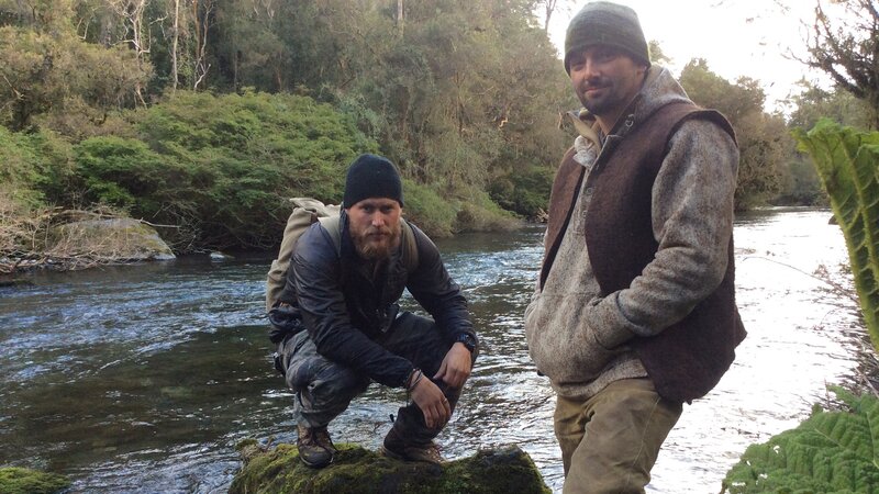 Porträt von Grady Powell und Bill McConnell am Flussufer, Ganzkörperaufnahme. – Bild: Discovery Channel /​ Photo Bank 34508_ep519_017