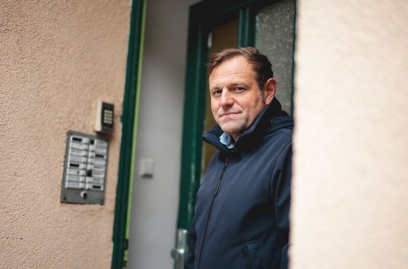 Carsten Tech vor einem zweckentfremdeten Wohnhaus in Hannover-Linden. „Die Familien verschwinden aus dem Stadtteil“, sagt der Quartiersmanager. – Bild: NDR