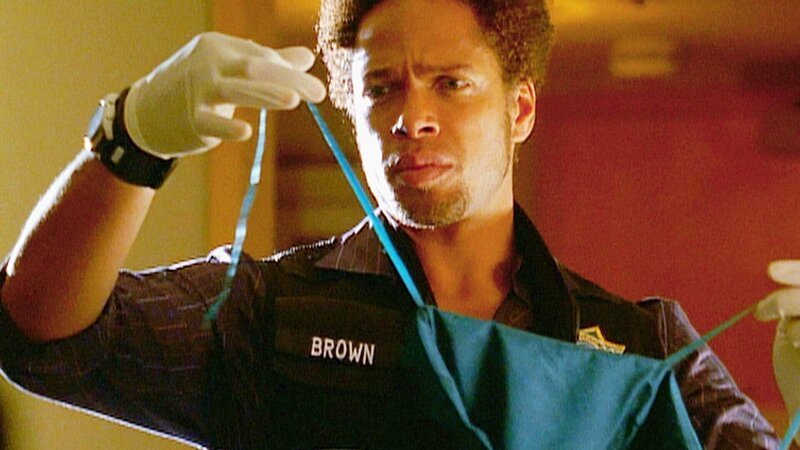 In einer Suite eines Hotels wird eine junge Frau tot aufgefunden. Aufgrund des zerrissenen Kleides tippt Warrick (Gary Dourdan) auf eine Vergewaltigung. – Bild: MG RTL D /​ CBS