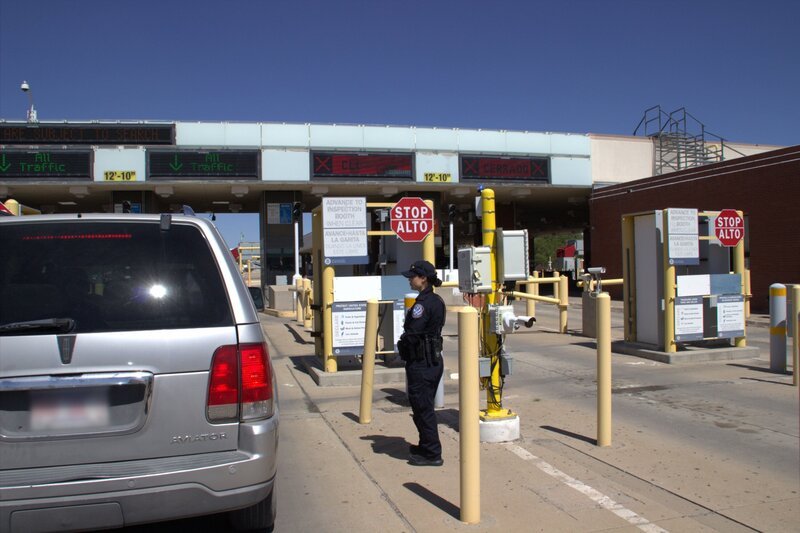 Ein CBP-Beamter patrouilliert in El Paso, Texas, auf den Fahrspuren vor dem Grenzübergang, während Reisende versuchen, die Grenze zu passieren. (National Geographic für Disney) – Bild: National Geographic for Disney /​ Disney