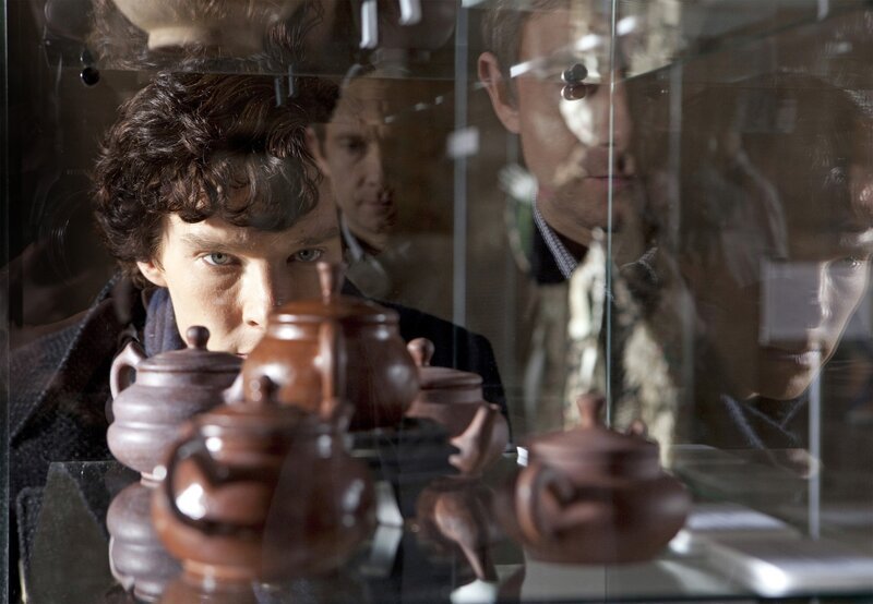 Antike Teegefäße bringen Sherlock Holmes (Benedict Cumberbatch) auf die Spur der Mörder. – Bild: ARD Degeto/​BBC/​Hartswood Films