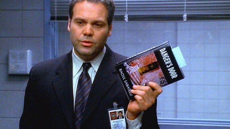 Vertraue nie etwas dem Papier an! Detective Goren (Vincent D’Onofrio) hält den Beweis in der Hand. Der Täter hat sich durch seinen Roman selbst ans Messer geliefert. – Bild: MG RTL D