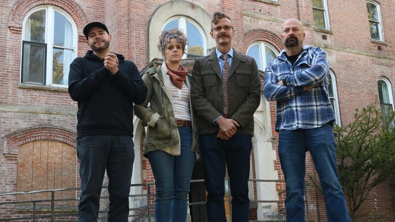 Jason Hawes and Steve Gonsalves are outside of St. Ignatius Hospital with Austin and Laura Storm. – Bild: Discovery, Inc.