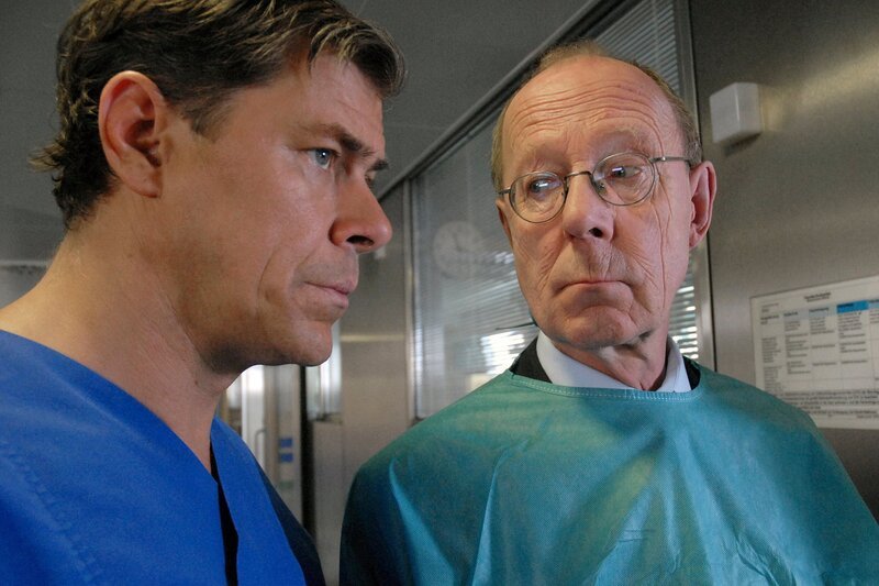 Kinderarzt Dr. Christoph Lentz macht sich große Sorgen um seinen Patienten Benny. – Bild: ARD/​Christa Köfer