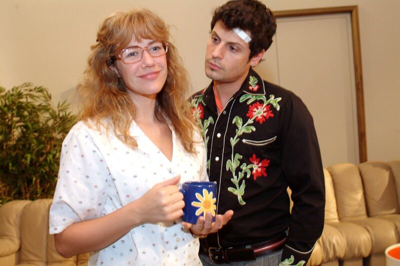 Lisa (Alexandra Neldel, l.) glaubt, dass sie trotz ihres großen Glücks mit Rokko (Manuel Cortez, r.) nur eine graue Maus ist. (Dieses Foto von Alexandra Neldel darf nur in Zusammenhang mit der Berichterstattung über die Serie „Verliebt in Berlin“ veröffentlicht und verbreitet werden.) – Bild: SAT.1 /​ Monika Schürle Eigenproduktionsbild frei