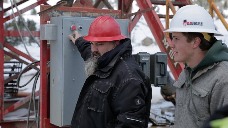 Todd Hoffman fires the washplant up, Hunter Hoffman waits next to him. – Bild: Discovery Communications