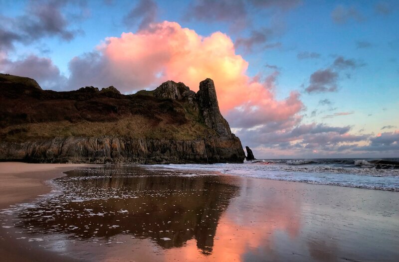 Frühjahrsimpression in Wales: Kalte Winde aus dem Osten und ein zauberhaftes Polarlicht, das die Berge in rot und grün beleuchtet. – Bild: SWR/​WDR/​Anna Gallagher/​Adrian Seymour