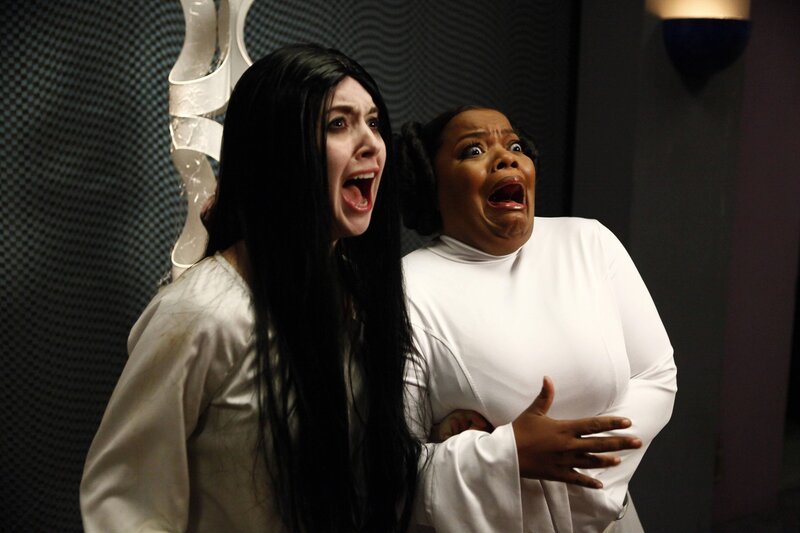 Für Annie (Alison Brie, l.) und Shirley (Yvette Nicole Brown, r.) bringt dieses Halloween jede Menge Überraschungen und Geheimnisse mit sich … – Bild: 2013 Sony Pictures Television Inc. and Open 4 Business Productions LLC. All Rights Reserved. Lizenzbild frei