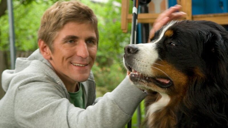 Fritz Fuchs (Guido Hammesfahr) und sein treuer Kumpel Keks. – Bild: ZDF/​Thomas Bergmann