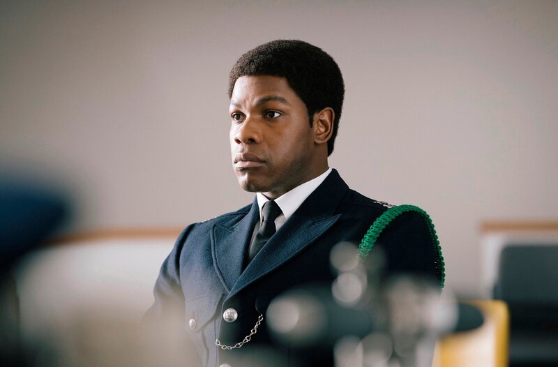 Leroy Logan (John Boyega) trägt die Polizeiuniform mit Stolz. – Bild: WDR/​McQueen Limited