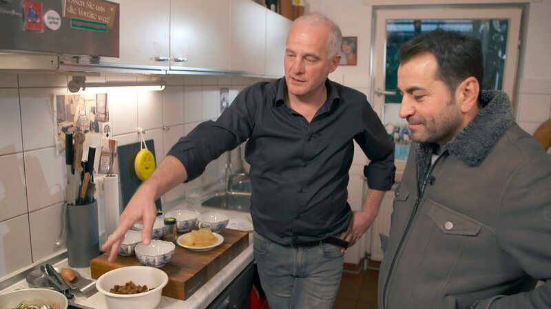 Der passionierte Hobbykoch Matthias Klein (links) und Starkoch Ali Güngörmüs. – Bild: HR