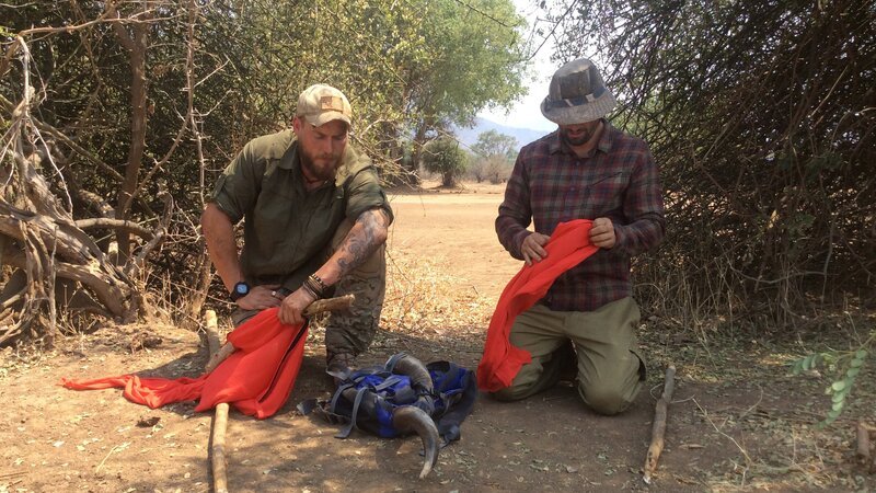 L-R: Grady Powell und Bill McConnell bei der Herstellung von Flaggen. – Bild: For merchandising, publishing & ancillary products, check talent contract, appearance & property releases.