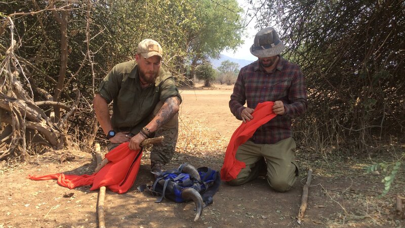 L-R: Grady Powell und Bill McConnell bei der Herstellung von Flaggen. – Bild: For merchandising, publishing & ancillary products, check talent contract, appearance & property releases.