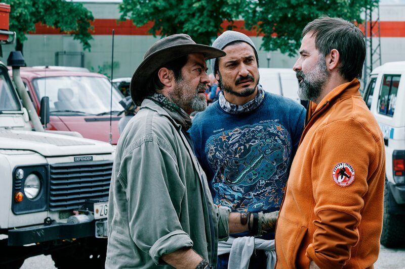 Luka Perkovic (Sandy Lopicic), Michele Grassi (Salvatore Greco) und Res Wolfensberger (Beat Marti) beraten sich. – Bild: ServusTV /​ Felix Vratny