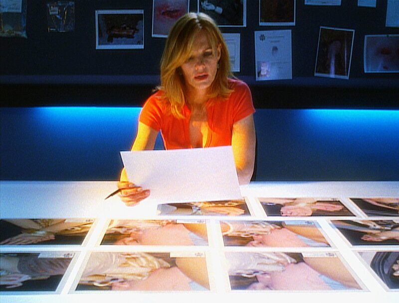 Fotos erzählen eine Geschichte. Doch helfen sie Catherine (Marg Helgenberger) den Tod einer jungen Frau aufzuklären? – Bild: VOX