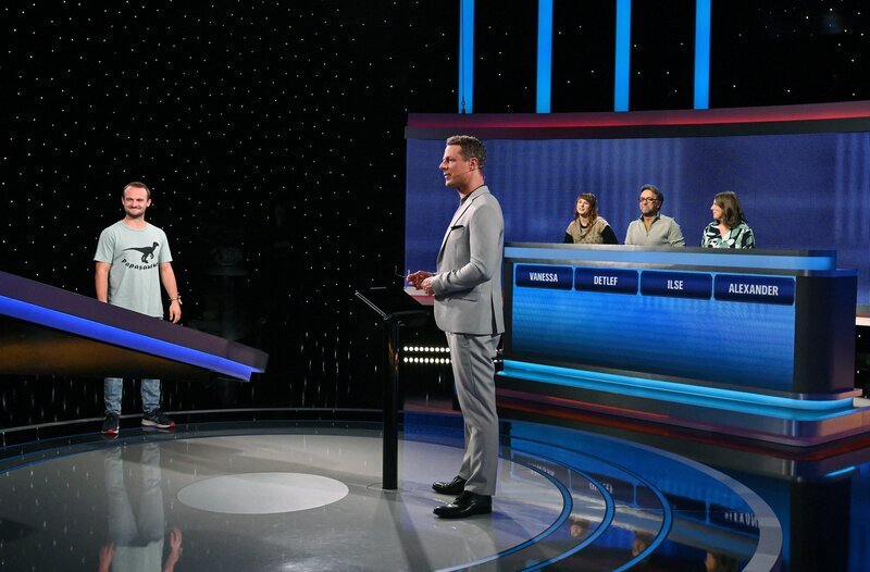Moderator Alexander Bommes (M.) mit den Kandidaten: Vanessa Koch (3.v.l.), Detlef Sölter, (2.v.r.), Ilse Latzelsperger (r.), Alexander Frowein (l.). – Bild: ARD/​Uwe Ernst