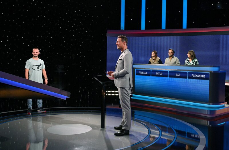 Moderator Alexander Bommes (M.) mit den Kandidaten: Vanessa Koch (3.v.l.), Detlef Sölter, (2.v.r.), Ilse Latzelsperger (r.), Alexander Frowein (l.). – Bild: ARD/​Uwe Ernst