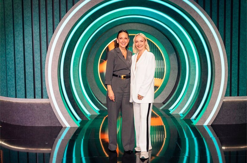 Moderatorin Carolin Kebekus mit Ihrem Gast: Janin Ullmann (r.) – Bild: WDR/​Ben Knabe