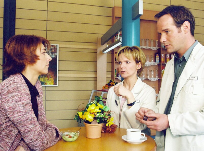 Rolands ewige Zweifel und krankhafte Vorstellungen hemmen seinen Heilungsprozeß und stellt die Freundschaft zu Achim (Johannes Steck, links) und Kathrin (Andrea Katrin Loewig, rechts), aber auch seine Ehe zu Pia (Hendrikje Fitz) auf eine harte Probe … – Bild: MDR/​Krajewski