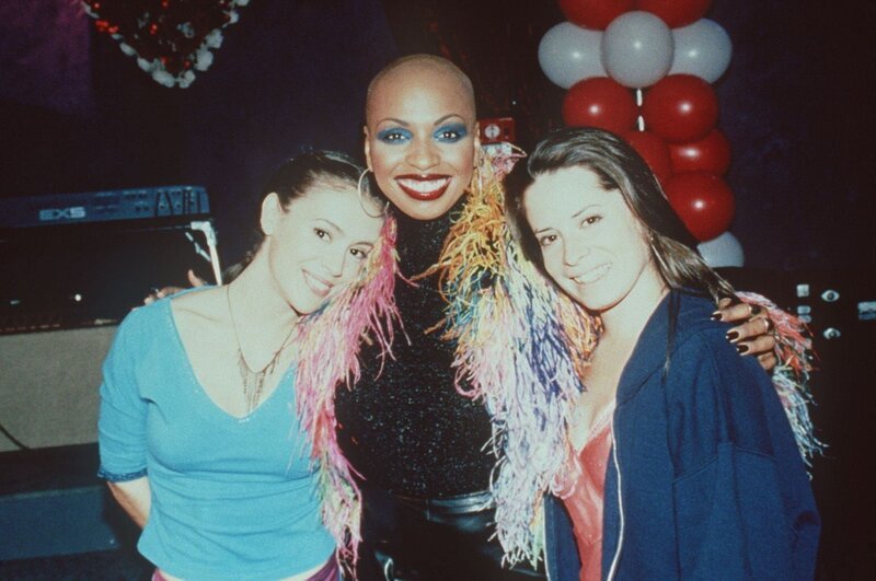 Phoebe (Alyssa Milano, l.) und Club-Besitzerin Piper (Holly Marie Combs, r.) sind begeistert von der Soul-Sängerin Janice Robinson. – Bild: ProSieben Media AG