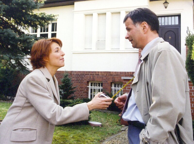 Pia Heilmann (Hendrikje Fitz, links) zeigt mit voller Begeisterung Roland (Thomas Rühmann) ihr Traumhaus. Doch eigentlich hat er schon ganz andere Investionspläne! – Bild: MDR/​Krajewski