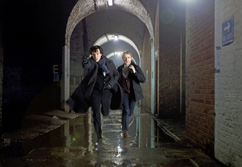 Im verregneten London jagen Sherlock Holmes (Benedict Cumberbatch, li.) und Dr. John Watson (Martin Freeman) einen mysteriösen Serienmörder. – Bild: ARD Degeto/​BBC/​Hartswood Films