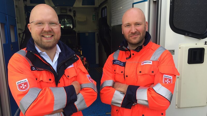 Sanitäter Dennis (li.) und Kai – Bild: RTLZWEI