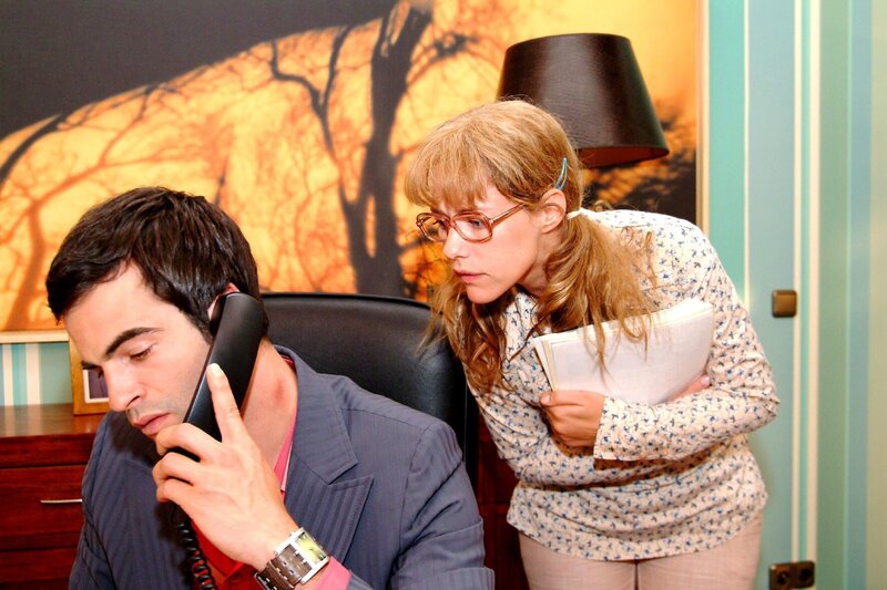 Lisa (Alexandra Neldel, r.) entdeckt ebenso erstaunt wie befremdet einen Knutschfleck auf Davids (Mathis Künzler, l.) Hals. – Bild: SAT.1 /​ Monika Schürle