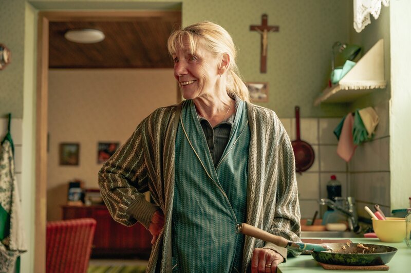 Baba Sifkovits (Erika Deutinger). – Bild: ORF/​Mona Film/​Nikolaas von Schrader