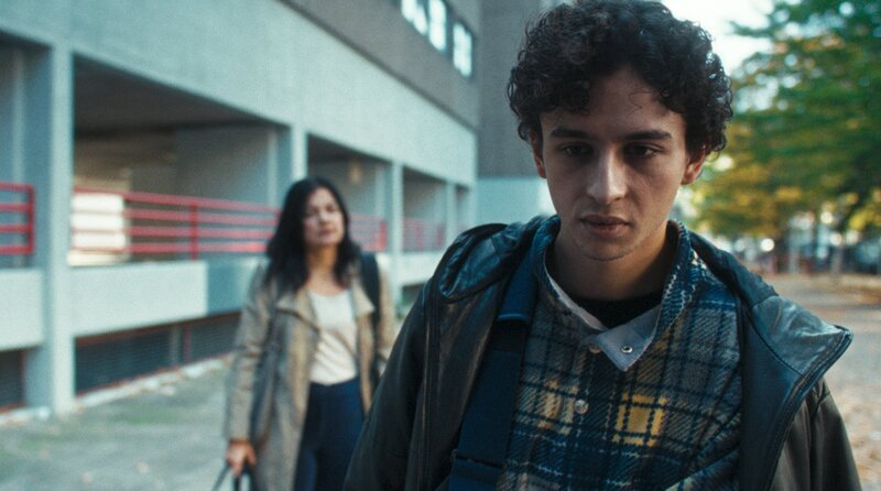 Großes Schweigen: Jameel Kaval (Shadi Eck, re.) möchte die Wahrheit von seiner Mutter Amira Kaval (Jasmin Tabatabai, li.) wissen. – Bild: ARD Degeto Film/Pantaleon Films GmbH/Repro Großes Schweigen: Jameel Kaval (Shadi Eck, re.) möchte die Wahrheit von seiner Mutter Amira Kaval (Jasmin Tabatabai, li.) wissen. – Bild: ARD Degeto Film/Pantaleon Films GmbH/Repro