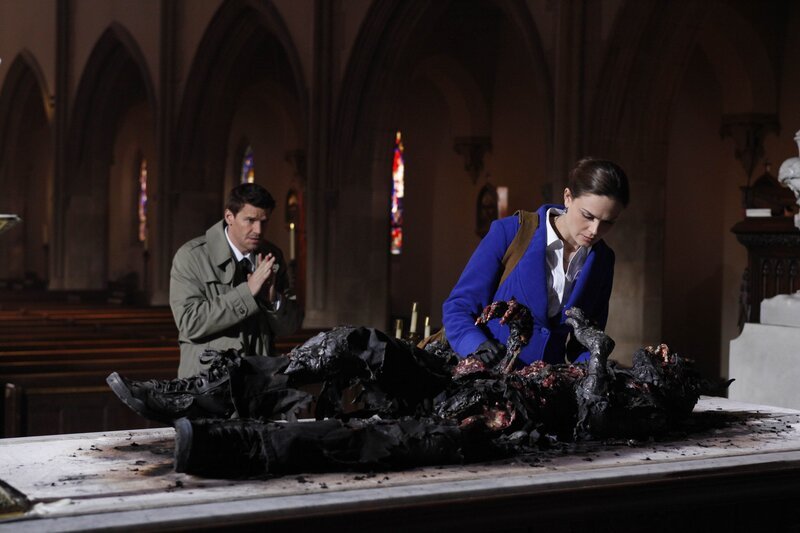 Booth (David Boreanaz, l.); Dr. Brennan (Emily Deschanel, r.) – Bild: 2009⁠–⁠2010 Fox and its related entities.  All rights reserved. /​ Greg Gayne Lizenzbild frei
